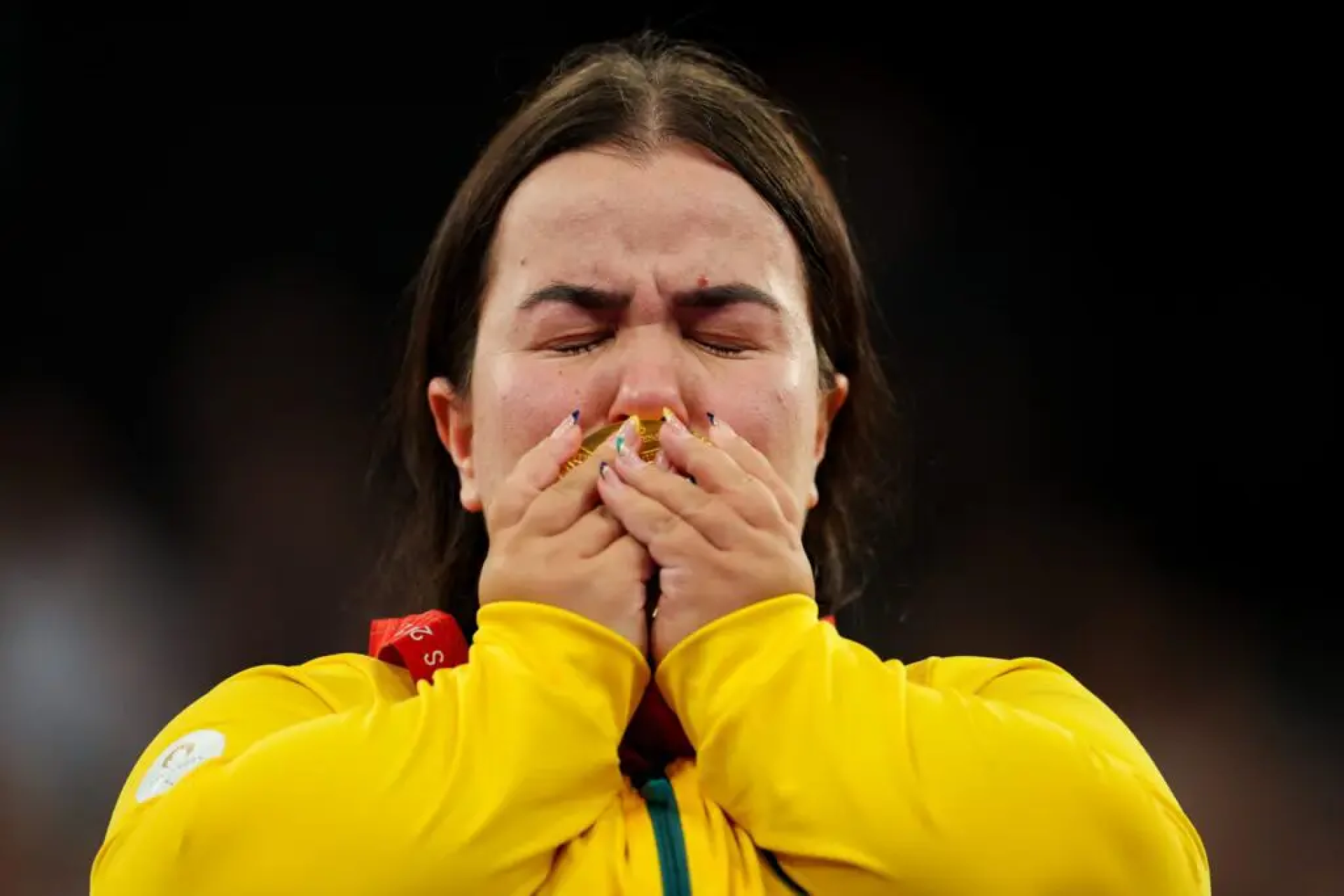 Mariana D’Andrea beija sua medalha de ouro conquistada nos Jogos Paralímpicos de Paris 2024 (Foto: Ana Patrícia/CPB)