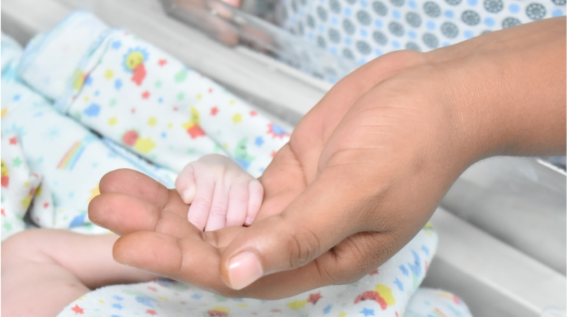 Bebê nascida com menos de um quilo recebe alta hospitalar após cinco meses