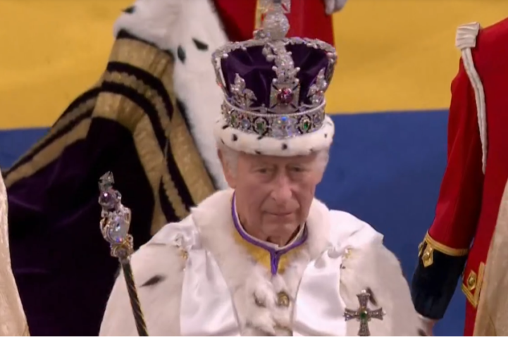 Os assuntos referentes à Coroa Britânica costumam atrair a atenção tanto dos entusiastas monarquia como dos críticos que menosprezam reis e rainhas. Faz dois anos que o Rei Charles III assumiu o trono,  em 8/9/2022, após a morte da mãe, Rainha Elizabeth II. Ele recebeu a coroa antes, em maio. E é o soberano de muitos países, além da Inglaterra. Veja a lista. 