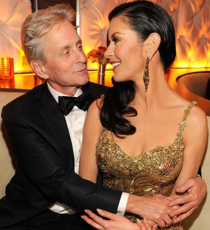 Um dos casais mais famosos de Hollywood, Catherine Zeta-Jones e Michael Douglas comemoram aniversário no mesmo dia, 25 de setembro. 
