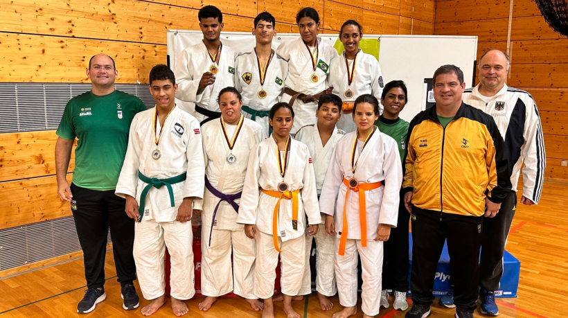 Delegação brasileira que conquistou o título de campeão geral de torneio internacional de judô paralímpico realizado na Alemanha