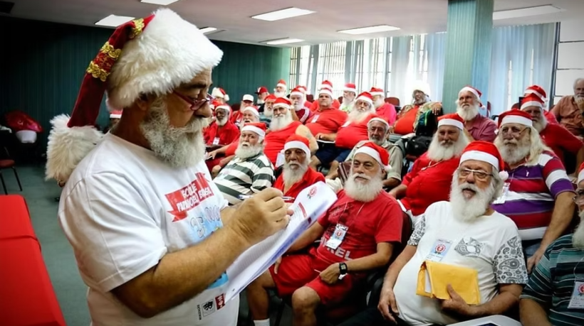 São ministrados workshops para capacitação dos alunos na interpretação do Papai Noel