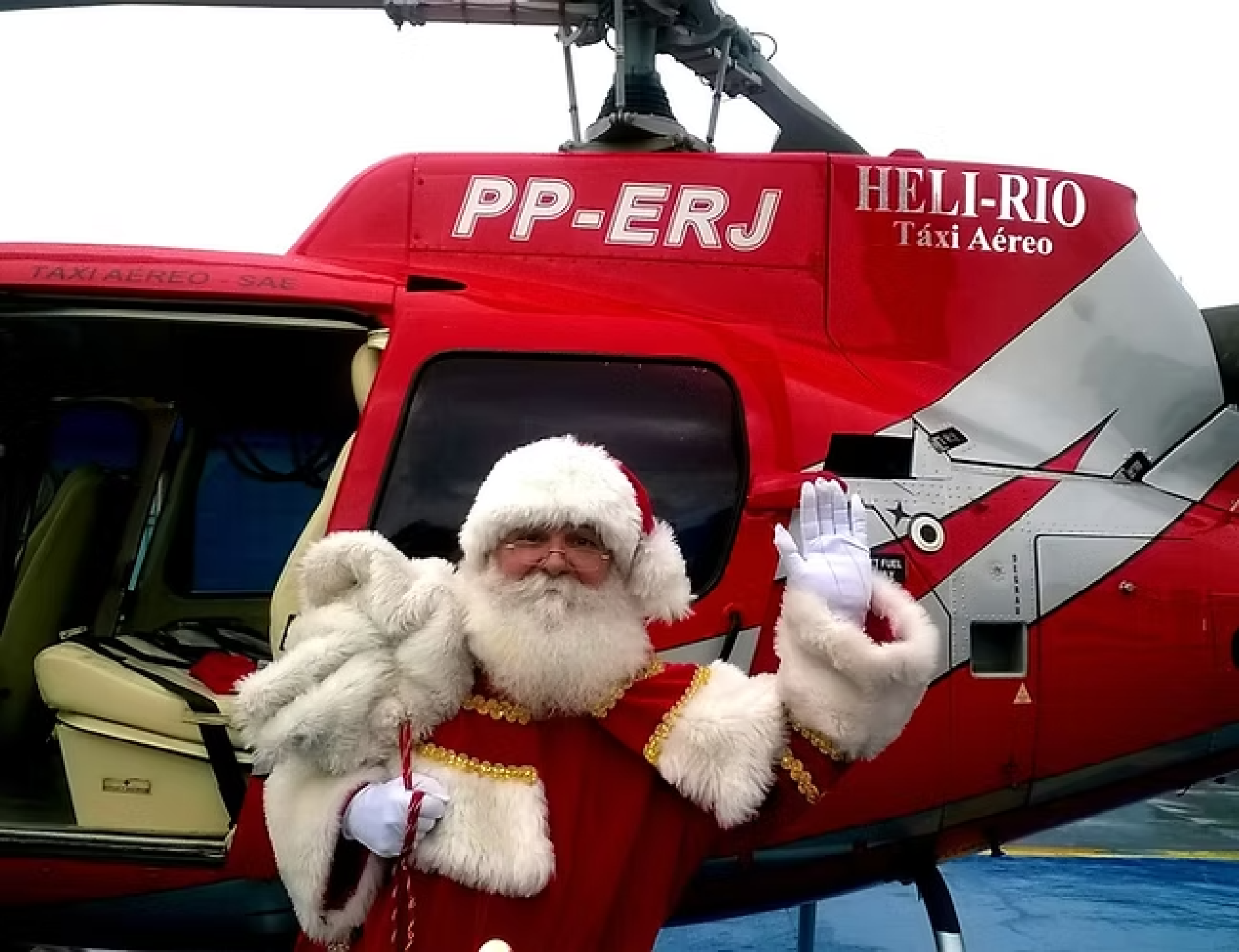 A chegada do Papai Noel em um helicóptero é um dos serviços prestados pela instituição (Foto: Reprodução/Escola de Papai Noel do Brasil)