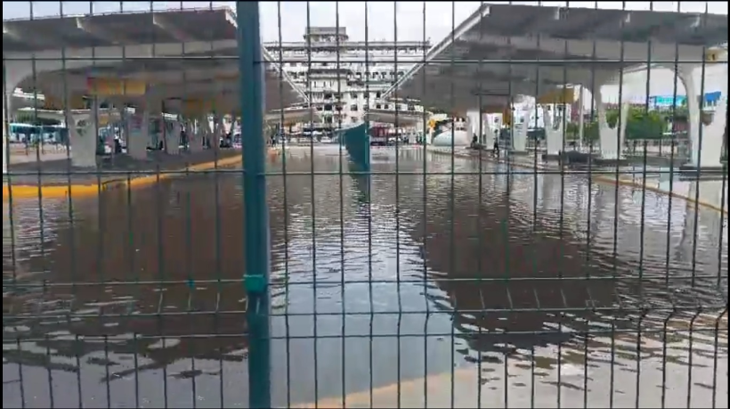 No vídeo é possível ver pessoas esperando nas paradas, que estão tomadas pela água