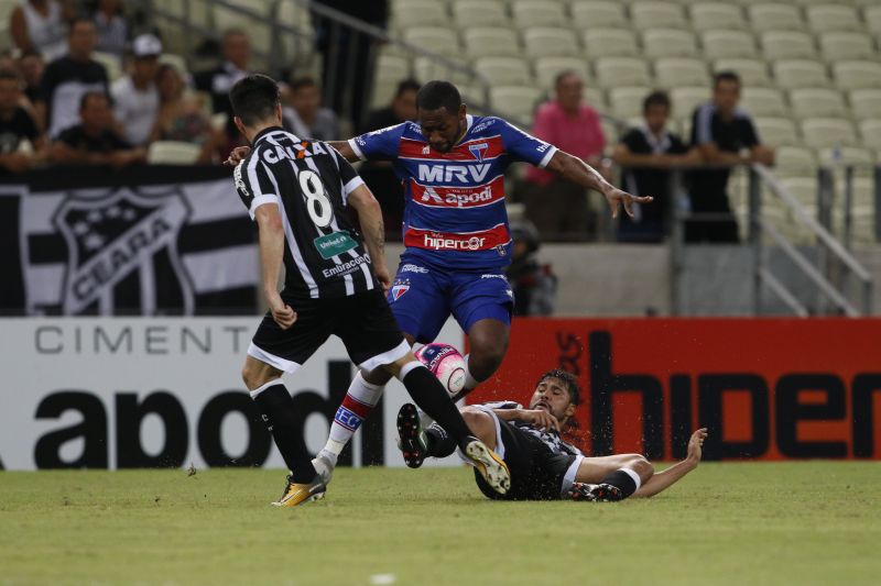 Jogadores de Ceará e Fortaleza disputam bola 