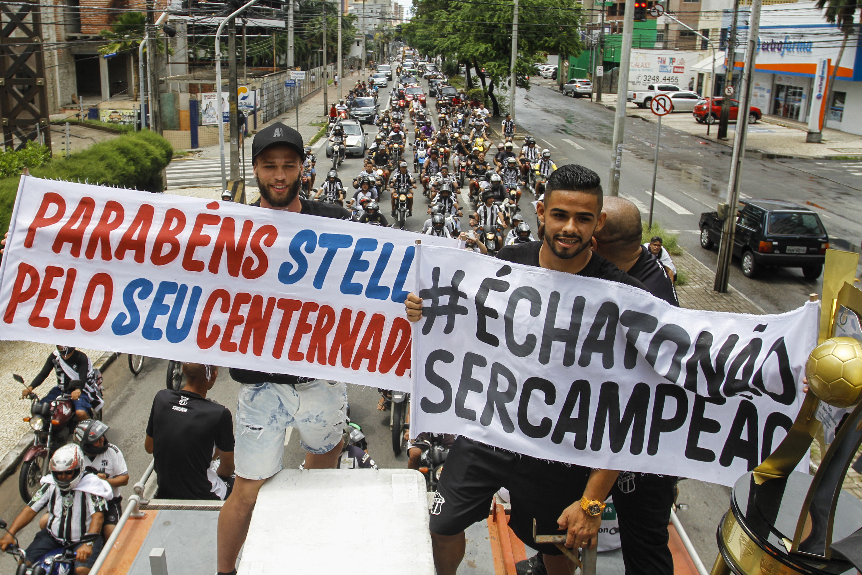 Jogadores com faixa de comemoraÃ§Ã£o do tÃ­tulo do CearÃ¡ e outra de provocaÃ§Ã£o ao Fortaleza pelo 