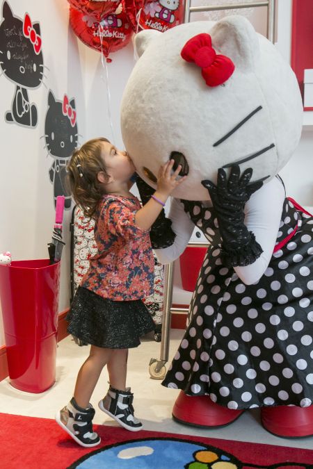 Hello Kitty festeja 40 anos desafiando personagens modernos