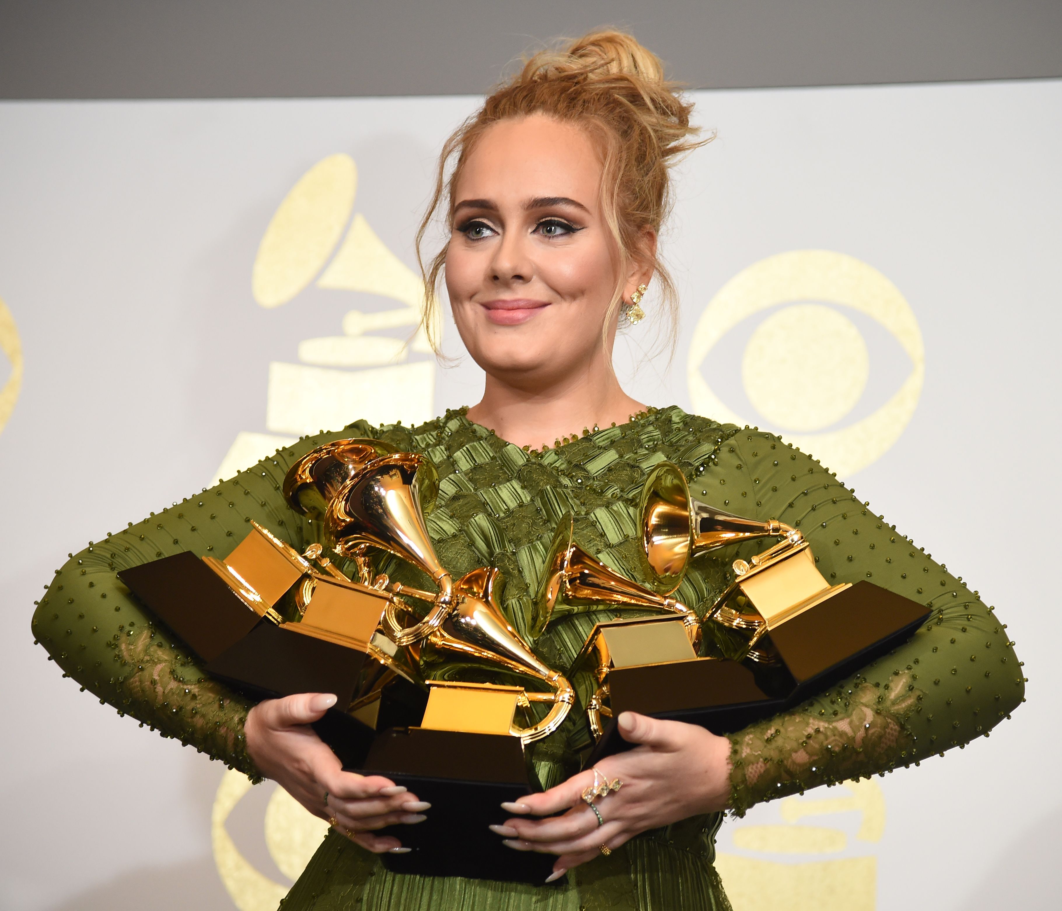 Com homenagens, Adele domina Grammy e leva 5 prêmios