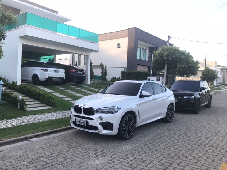 casa em condomínio de luxo com carros na frente 